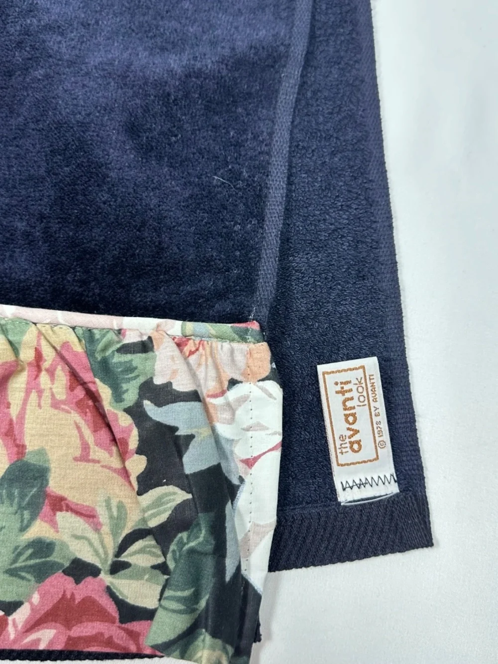 Avanti Look Vintage 1978 2 Pc. Towel Set Navy Black Floral Cabbage Rose Ruffle